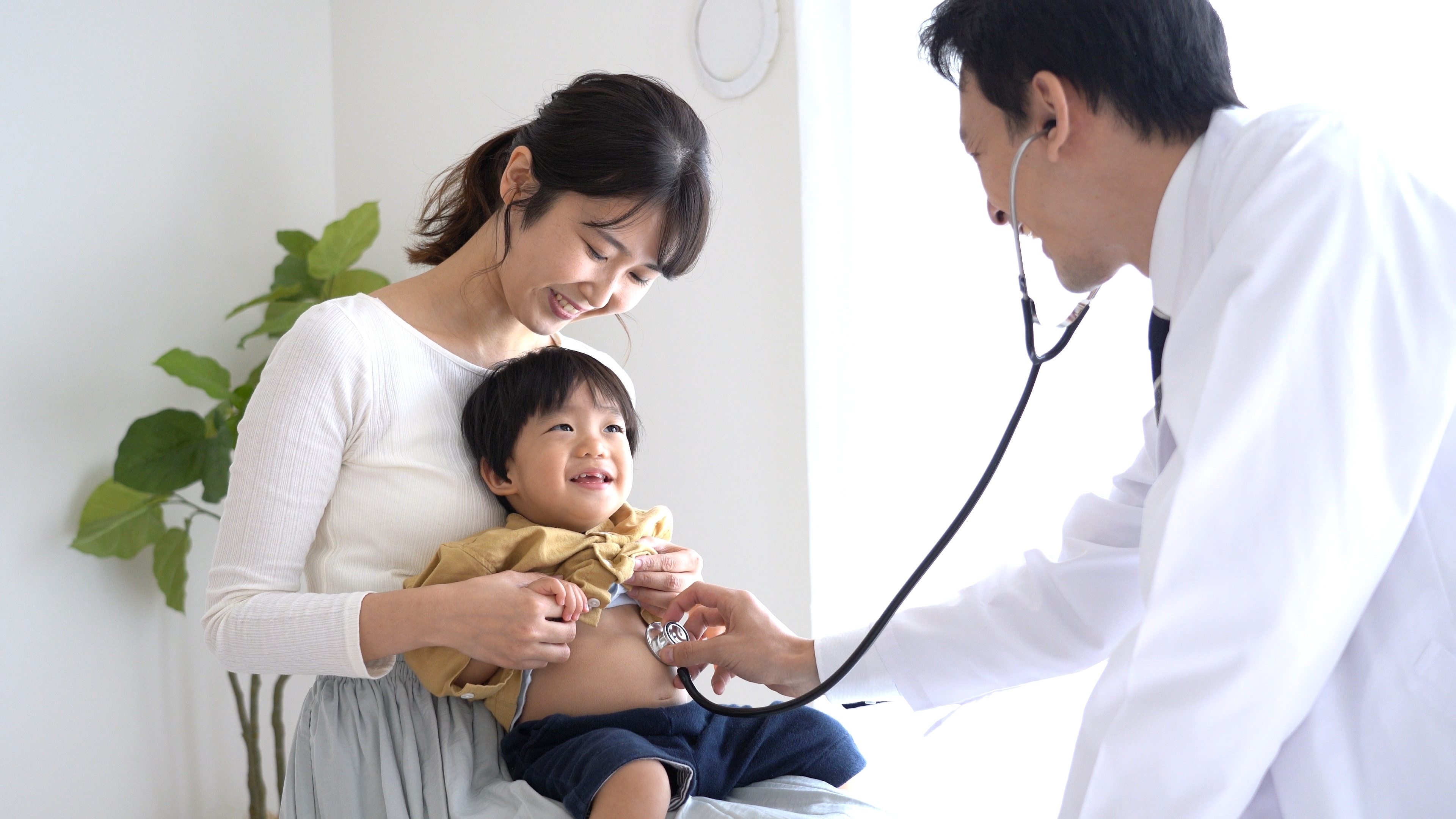 聴診器をあてる日本人医師